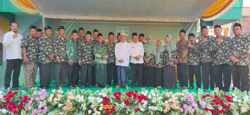 Jajaran pengurus MWCNU, tokoh masyarakat setempat, serta para pemangku lembaga pendidikan di bawah naungan LP Maarif MWCNU Dukun berfoto bersama usai gelaran pembukaan Pemilihan Pelajar Teladan, Senin (20/5/2024). Foto: Syafik Hoo/NUGres