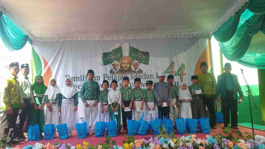 Santunan anak yatim dilakukan LP Maarif MWCNU Ujungpangkah saat pembukaan Pemilihan Pelajar Teladan, Senin (20/5/2024).