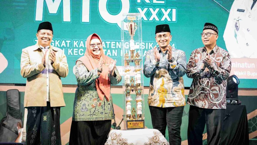 Wakil Bupati Gresik Hj Aminatun Habibah didampingi sejumlah pejabat saat menutup gelaran MTQ ke-XXXI Kabupaten Gresik, Ahad (12/5/2024) malam. Foto: dok LTN MWCNU Bungah/NUGres