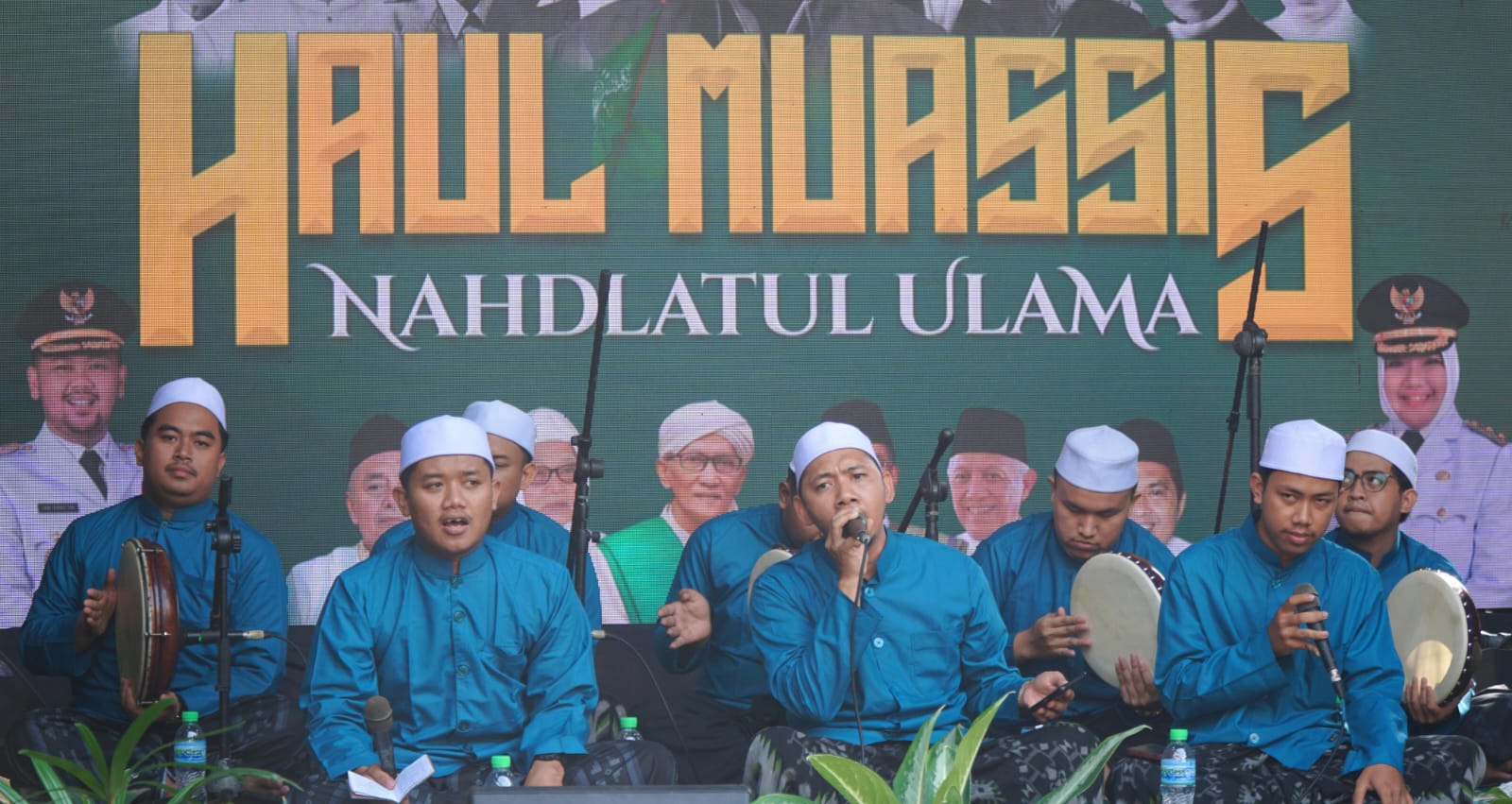 Lantunan shalawat Nabi menyambut para tamu yang hadir dalam Haul Muassi NU Gresik. Foto: NUGres