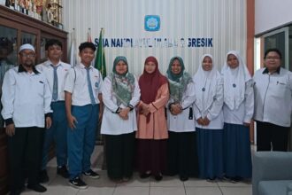 Para siswa siswa tahfidz Al Quran bersama pimpinan dan guru SMA Nahdlatul Ulama 2 Gresik. Foto: Febri/NUGres