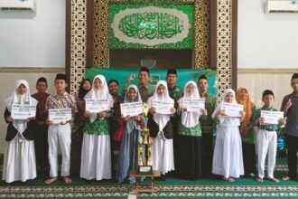 LP Maarif MWCNU Dukun menyerahkan beasiswa kepada sejumlah siswa yang telah meraih prestasi di ajang Lomba Pemilihan Pelajar teladan ke-44 LP Ma'arif NU se-kabupaten Gresik, Kamis (6/6/2024). Foto: Syafik Hoo/NUGres