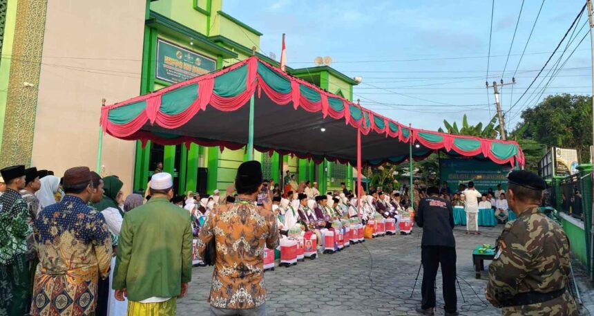 Pelepasan Calon Jamaah Haji (CJH) KBIHU MWCNU Dukun di Kantor MWCNU Dukun, Ahad (2/6/2024). Foto: Syafik Hoo/NUGres