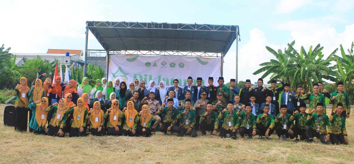 Pesert dan tokoh dari berbagai stakeholder mengabadikan momen seusai opening ceremony Diklatama V DKAC CBP KPP Manyar. Foto: dok DKAC CBP KPP Manyar/NUGres