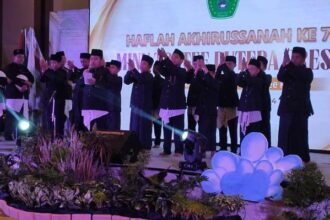 Penampilan memukau hadrah Ishari para siswa MINU Tratee Putera Gresik menyita perhatian tamu undangan Haflah Akhirussanah. Foto: Angga/NUGres