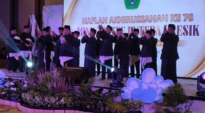 Penampilan memukau hadrah Ishari para siswa MINU Tratee Putera Gresik menyita perhatian tamu undangan Haflah Akhirussanah. Foto: Angga/NUGres