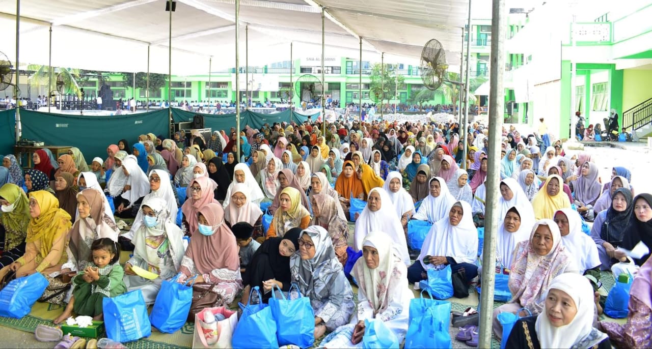 Jemaah dengan antusian menyimak mauidhah hasanah saat puncak Haul ke-132 almaghfurlah KH Abdul Karim Tebuwung. Foto: Syafik Hoo/NUGres