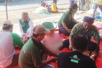 Guyub rukun suasana pelaksanaan penyembelihan hewan kurban Iduladha 1445 H/2024, Majelis Wakil Cabang Nahdlatul Ulama Sidayu (MWCNU Sidayu), Selasa (18/6/2024). Foto: Akhmad Yaslim/NUGres