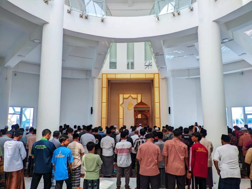 Dokumentasi shalat berjamaah di Masjid KH Robbach Ma'sum Islamic Center Gresik. Foto: Samsul Arif/NUGres