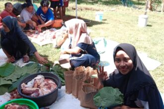 Pengemasan dan penyaluran daging kurban Iduladha 1445 Hijriah warga nahdliyin di Bawean Gresik manfaatkan daun jati. Foto: Miftahul Faiz/NUGres