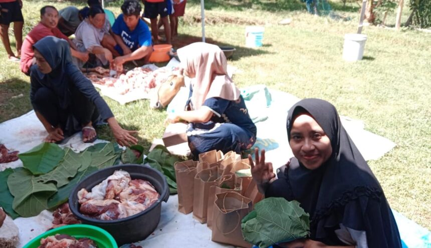 Pengemasan dan penyaluran daging kurban Iduladha 1445 Hijriah warga nahdliyin di Bawean Gresik manfaatkan daun jati. Foto: Miftahul Faiz/NUGres