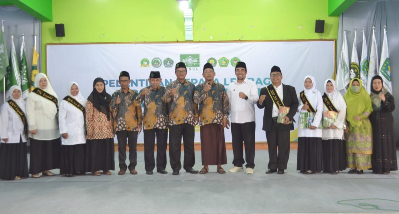 Enam Kepala Sekolah/Madrasah PPNU Lumpur tahun periode 2024 - 2028 mengabadikan momen usai dilantik. Foto: dok PPNU Lumpur/NUGres