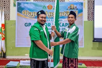 Ketua Pimpinan Anak Cabang (PAC) GP Ansor Ujungpangkah, sahabat Rizal Arifianto (kiri) saat memfasilitasi Rapat Anggota di salah satu ranting Ujungpangkah, Gresik. Foto: dok PAC GP Ansor Ujungpangkah/NUGres