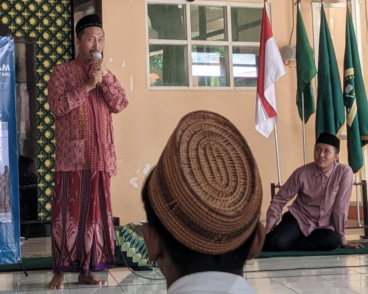 Ketua Yayasan Pondok Pesantren Qomaruddin Ir. Abdul Qodir saat menyampaikan mauidhoh hasanah dalam rutinan Qiyam. Foto: dok PAC IPNU IPPNU Bungah/NUGres