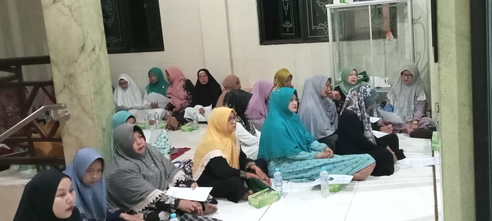 Kalangan Ibu-ibu terdiri dari anggota Fatayat NU, Muslimat NU, dan masyarakat umum di Cerme antusias menyimak Lailatul Ijtima' MWCNU Cerme di Ranting NU Cerme Kidul. Foto: dok MWCNU Cerme/NUGres