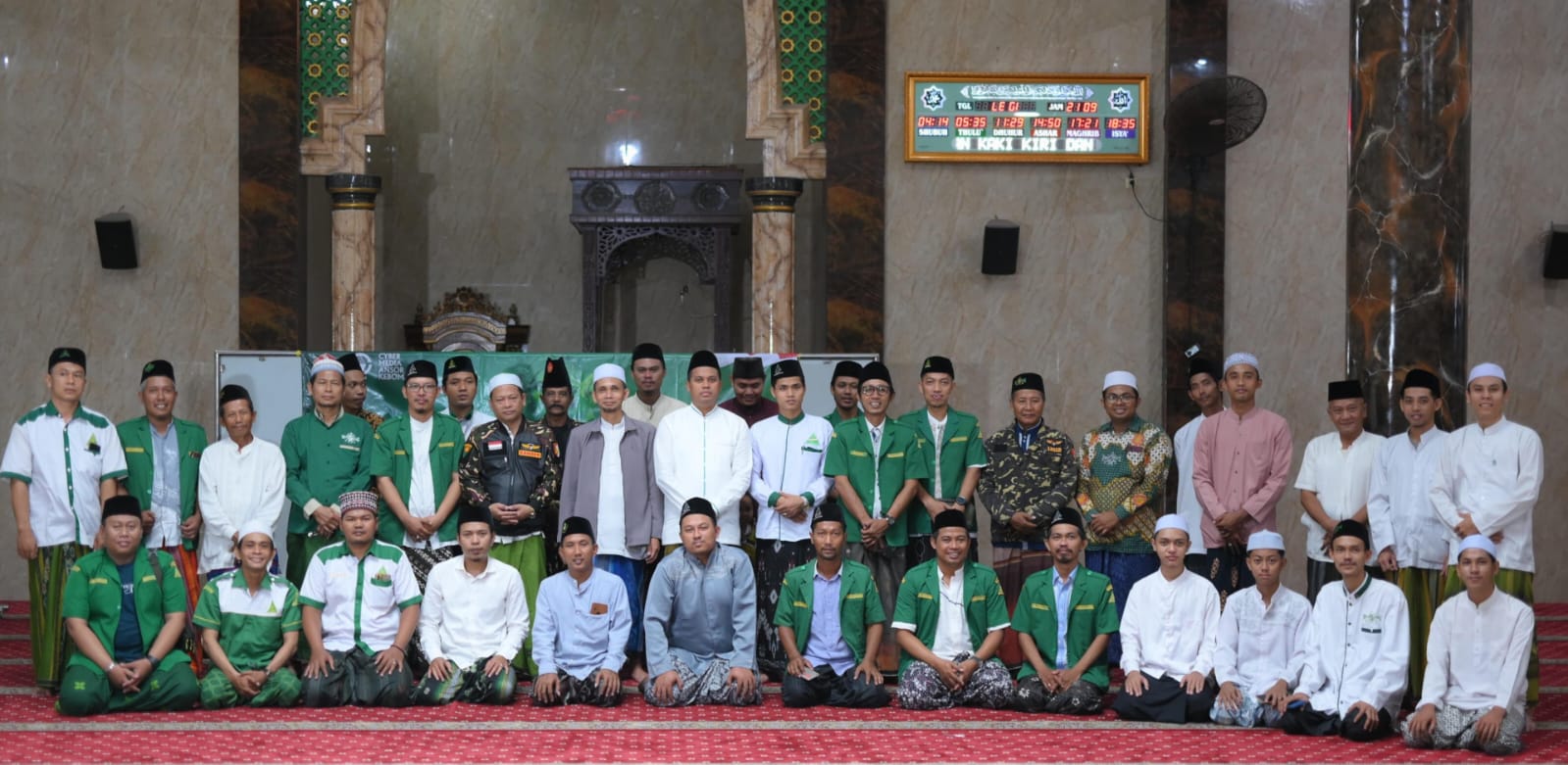 Jajaran Pimpinan Anak Cabang GP Ansor Kebomas, Tokoh Masyarakat dan Pemerintah Desa Sukorejo berfoto bersama seusai gelaran Rutinan Majelis Dzikir dan Sholawat Rijalul Ansor. Foto: dok PAC GP Ansor Kebomas/NUGres