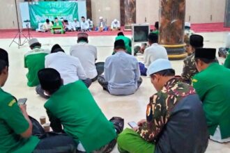 Rutinan Majelis Dzikir dan Sholawat Rijalul Ansor (MDS RA) Pimpinan Anak Cabang (PAC) GP Ansor Kebomas, Senin (3/6/2024) malam. Foto: dok PAC GP Ansor Kebomas/NUGres