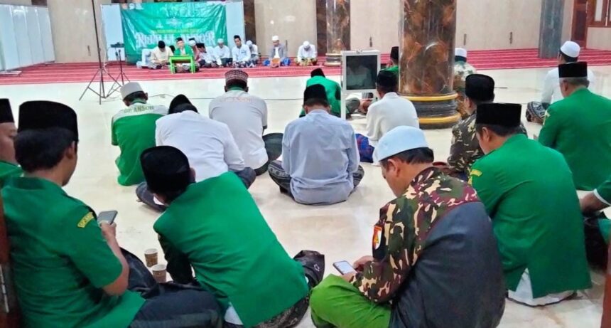 Rutinan Majelis Dzikir dan Sholawat Rijalul Ansor (MDS RA) Pimpinan Anak Cabang (PAC) GP Ansor Kebomas, Senin (3/6/2024) malam. Foto: dok PAC GP Ansor Kebomas/NUGres