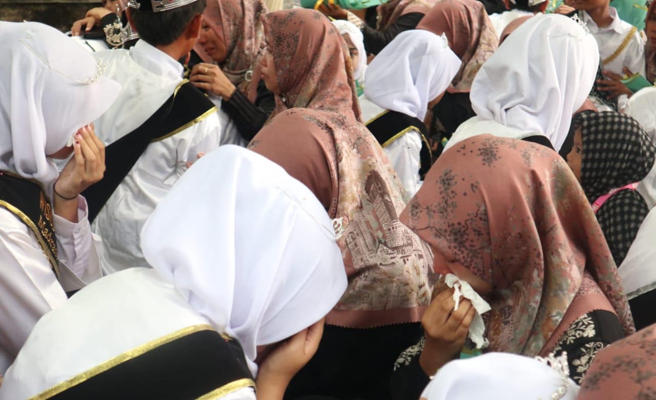 Puncak acara sungkeman siswa MI Al Karimi Tebuwung Gresik membuat para orang tua tidak dapat menahan rasa haru. Foto: dok MI Al Karimi/NUGres