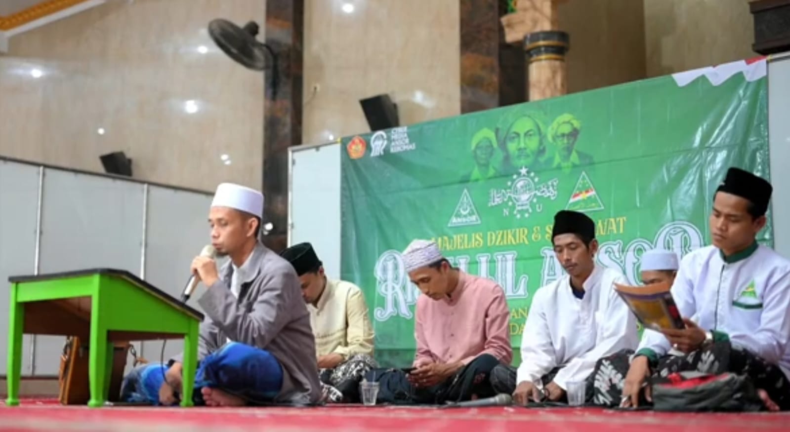 Acara inti MDS Rijalul Ansor PAC GP Ansor Kebomas ngaji kitab Risalah Ahlu As-Sunnah Wa Al-Jama'ah karya Hadratussyaikh KH M Hasyim Asy'ari. Foto: dok PAC GP Ansor Kebomas/NUGres