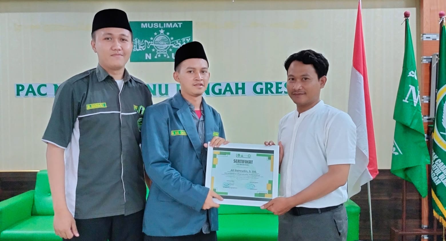 Ketua PAC IPNU Bungah M. Baihaqi (kiri), Direktur Konseling Pelajar PAC IPNU Bungah Muhammad Nabil Chammadi (tengah), narasumber Public Speaking Ali Bahruddin (kanan). Foto: dok PAC IPNU IPPNU Bungah/NUGres