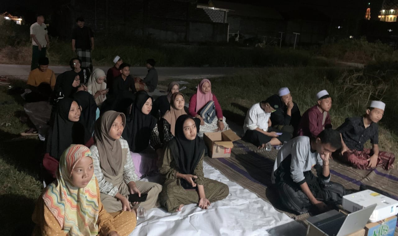 Sejumlah peserta Sapa Anggota dan Sosialisasi Makesta dengan antusias menyimak paparan pengurus IPNU IPPNU Ranting Tanggulrejo Manyar Gresik. Foto: dok PR IPNU IPPNU Tanggulrejo/NUGres