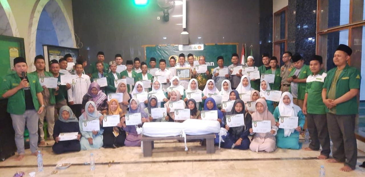 Peserta Pelatihan Pemulasaran Jenazah mengabadikan momen setelah mengikuti kegiatan. Foto: dok PAC GP Ansor Kedamean/NUGres