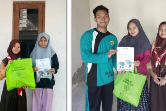 Pengurus Pimpinan Komisariat (PK) IPNU IPPNU SMA Nusantara Bungah saat mendistribusikan hasil program S3. Foto: dok PK IPNU IPPNU SMA Nusantara Bungah/NUGres