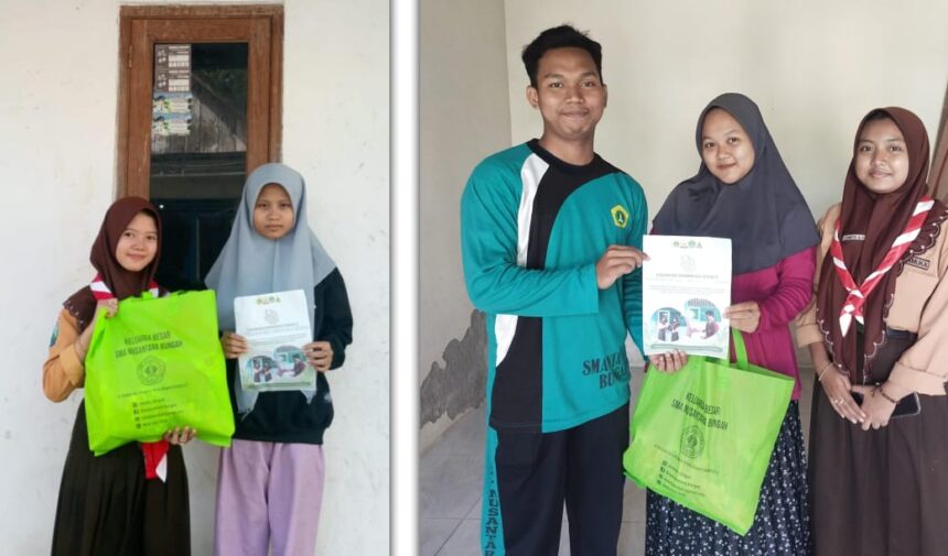 Pengurus Pimpinan Komisariat (PK) IPNU IPPNU SMA Nusantara Bungah saat mendistribusikan hasil program S3. Foto: dok PK IPNU IPPNU SMA Nusantara Bungah/NUGres