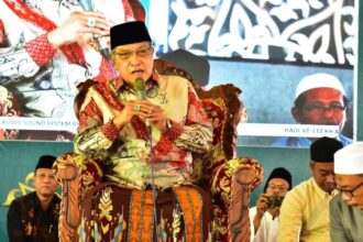 Prof Dr KH Said Aqil Siroj MA saat menyampaikan tausiyah di Haul ke-132 almaghfurlah KH Abdul Karim Tebuwung Dukun Gresik, Jumat (21/6/2024). Foto: Syafik Hoo/NUGres