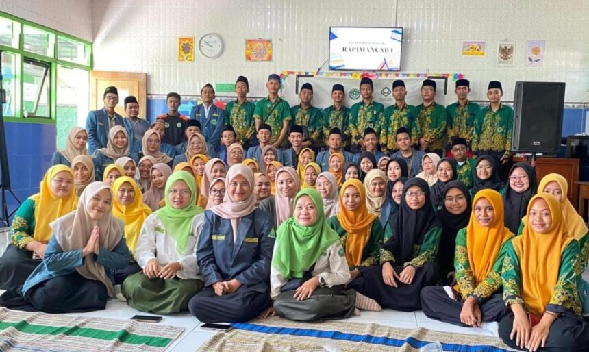 Pengurus dan anggota mengabadikan momen seusai menggelar Rapat Pimpinan Anak Cabang (Rapimancab) Pimpinan Anak Cabang (PAC) IPNU IPPNU Manyar Gresik, Ahad (16/6/2024). Foto: dok PAC IPNU IPPNU Manyar/NUGres