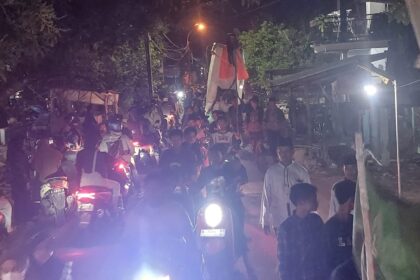 Replika Besutan Tim Kreatif Pimpinan Ranting (PR) IPNU IPPNU Banyuurip, Ujungpangkah Gresik menyedot perhatian warga. Foto: dok PR IPNU IPPNU Banyuurip/NUGres