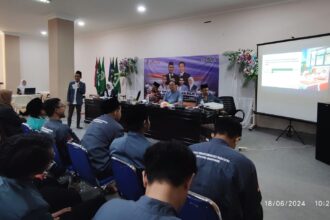 Direktur Badan Student Research Center (SRC) Najih Sa'dullah saat mempresentasikan hasil risetnya mengenai program Makanan Bergizi Gratis yang menyasar kalangan pelajar, Selasa (18/6/2024). Foto: Chidir/NUGres