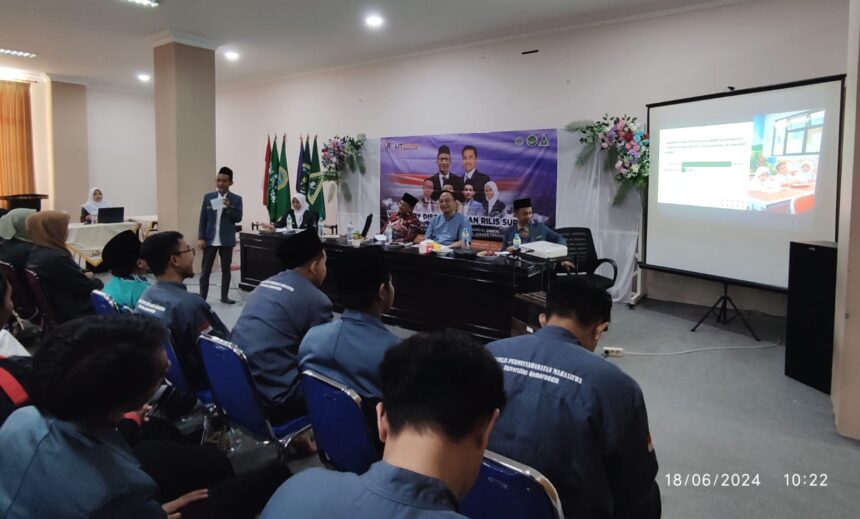 Direktur Badan Student Research Center (SRC) Najih Sa'dullah saat mempresentasikan hasil risetnya mengenai program Makanan Bergizi Gratis yang menyasar kalangan pelajar, Selasa (18/6/2024). Foto: Chidir/NUGres