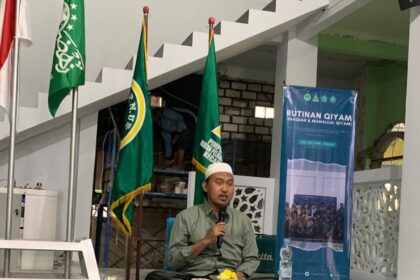 Ketua Tanfidziyah MWCNU Bungah KH KH. M. Alauddin saat menyampaikan materi di Rutinan Qiyam PAC IPNU IPPNU Bungah, Jumat (31/5/2024) kemarin. Foto: dok PAC IPNU IPPNU Bungah/NUGres
