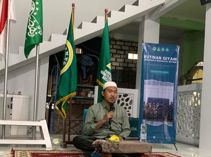 Ketua Tanfidziyah MWCNU Bungah KH KH. M. Alauddin saat menyampaikan materi di Rutinan Qiyam PAC IPNU IPPNU Bungah, Jumat (31/5/2024) kemarin. Foto: dok PAC IPNU IPPNU Bungah/NUGres