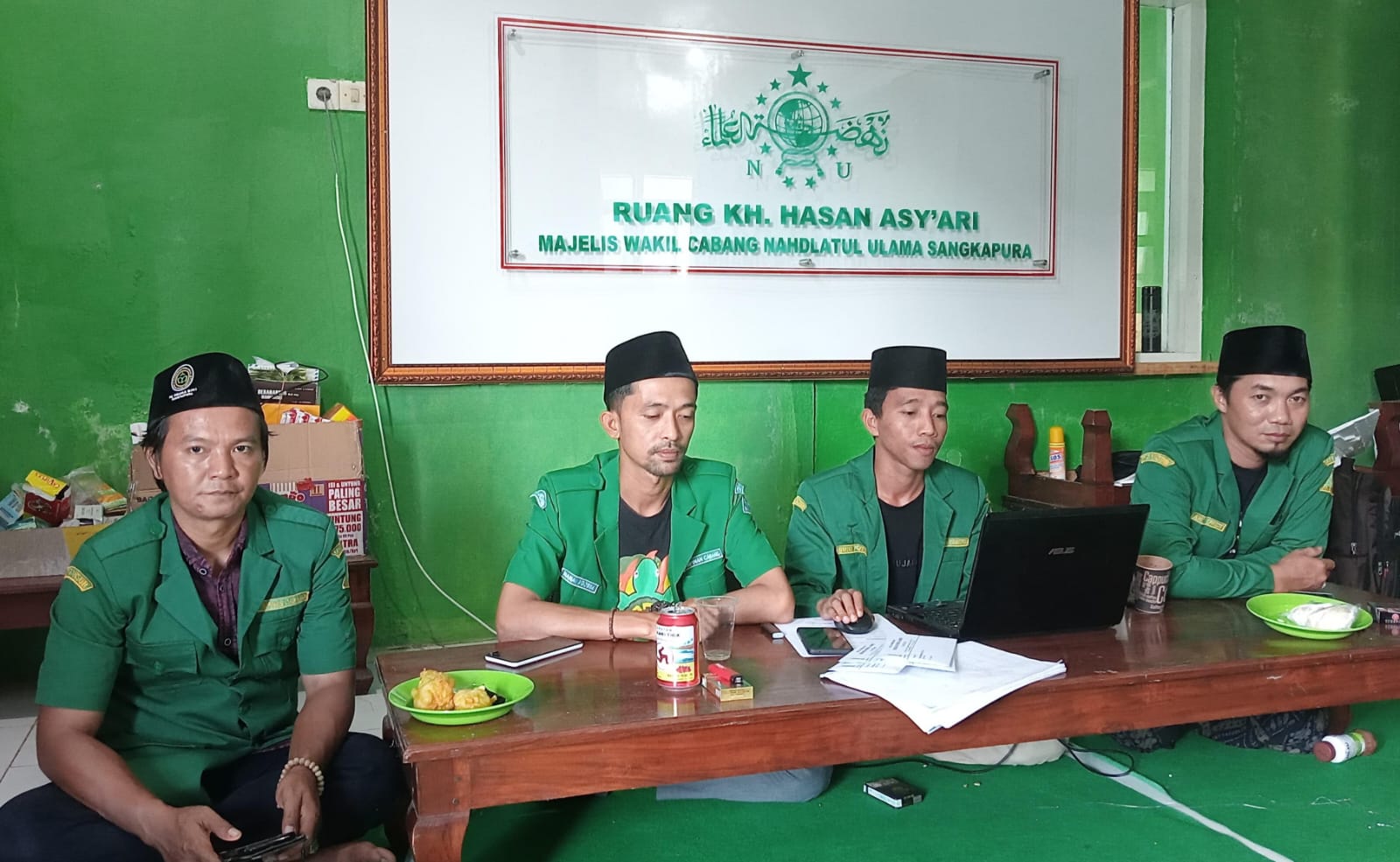 Panitia dan pengurus yang ditunjuk PP GP Ansor menggelar rapat persiapan Konfercab I PC GP Ansor Bawean, Kamis (6/6/2024). Foto: dok PC GP Ansor Bawean/NUGres