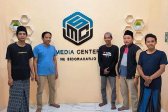 Awak NUGres saat bersilaturahmi bersama tim Media Center NU Sidoraharjo di studio podcast Gedung Terpadu NU Sidoraharjo, Ahad (9/6/2024) kemarin. Foto: dok MCNU Sidoraharjo/NUGres