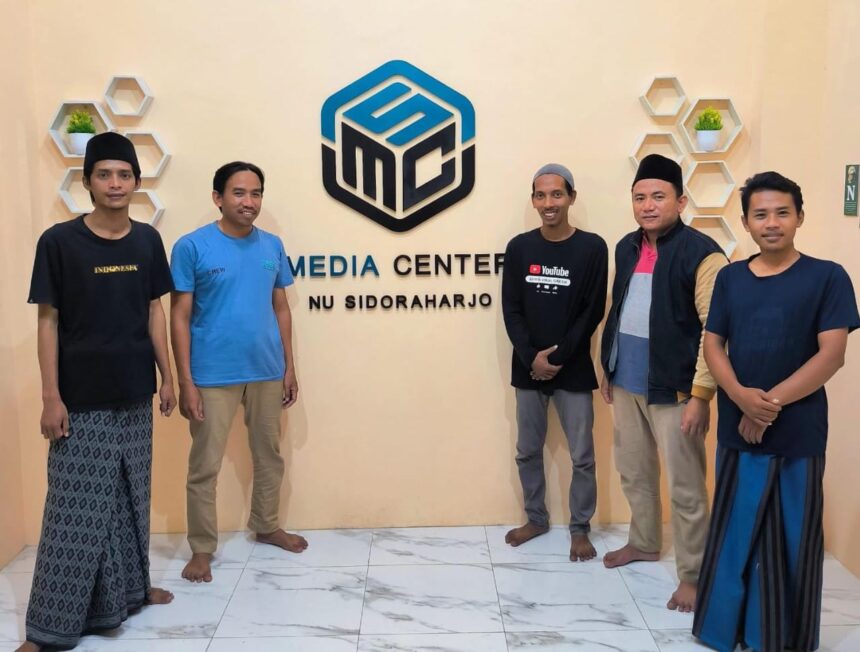 Awak NUGres saat bersilaturahmi bersama tim Media Center NU Sidoraharjo di studio podcast Gedung Terpadu NU Sidoraharjo, Ahad (9/6/2024) kemarin. Foto: dok MCNU Sidoraharjo/NUGres
