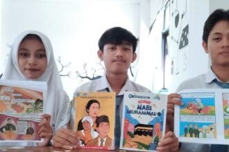 Siswa SMANU 2 Gresik menunjukkan hasil komik sejarah hasil kreasi sendiri. Komik yang menceritakan tentang pelajaran sejarah tersebut berangkat dari pembelajaran P-5. Foto: dok SMANU 2 Gresik/NUGres