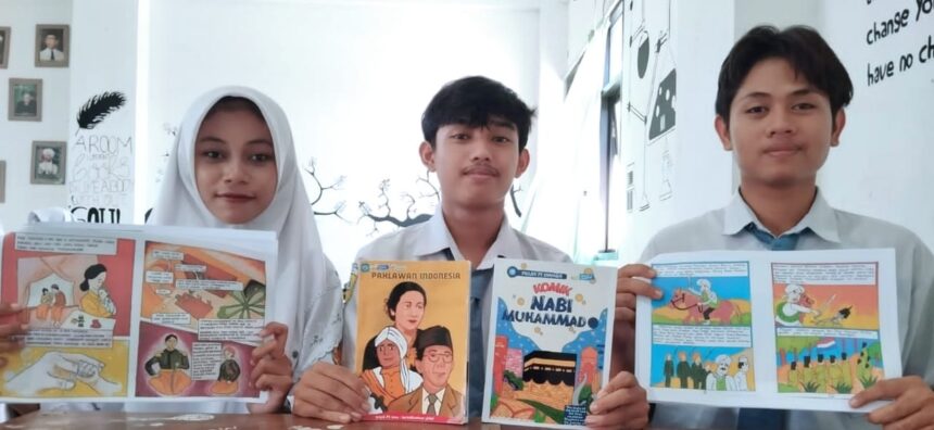 Siswa SMANU 2 Gresik menunjukkan hasil komik sejarah hasil kreasi sendiri. Komik yang menceritakan tentang pelajaran sejarah tersebut berangkat dari pembelajaran P-5. Foto: dok SMANU 2 Gresik/NUGres