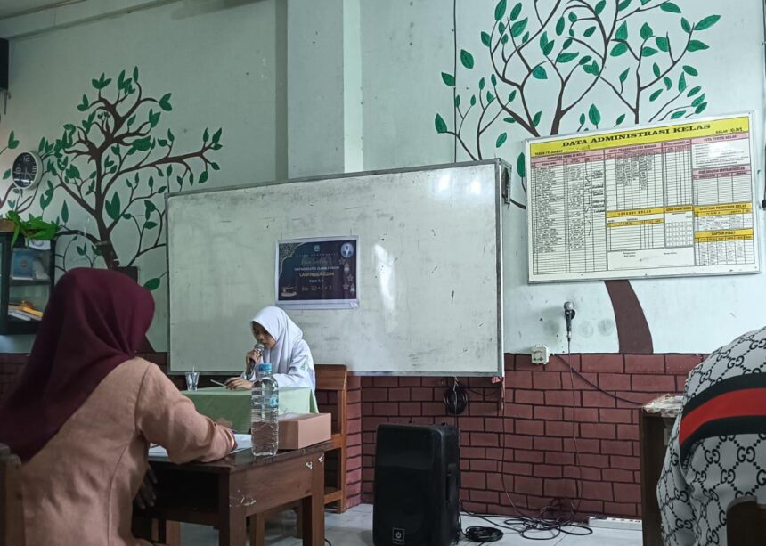 Peserta didik SMANU 2 Gresik saat giat tazmi' guna mengasah mental, kepercayaan diri, serta keberanian para peserta didik untuk tampil di hadapan publik. Foto: Febri/NUGres