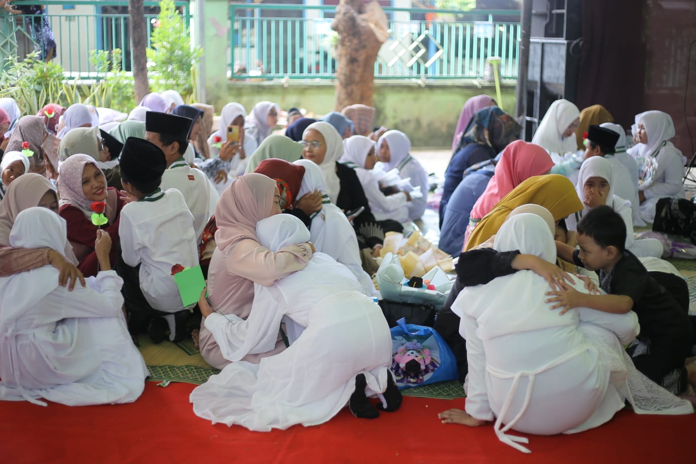 Suasana emosional saat siswa Wisuda ke-4 Tahfidzul Quran MIBU Sekapuk diberikan kesempatan untuk mengucapkan rasa terima kasih kepada kedua orang tuanya. Foto: dok MIBU Sekapuk/NUGres