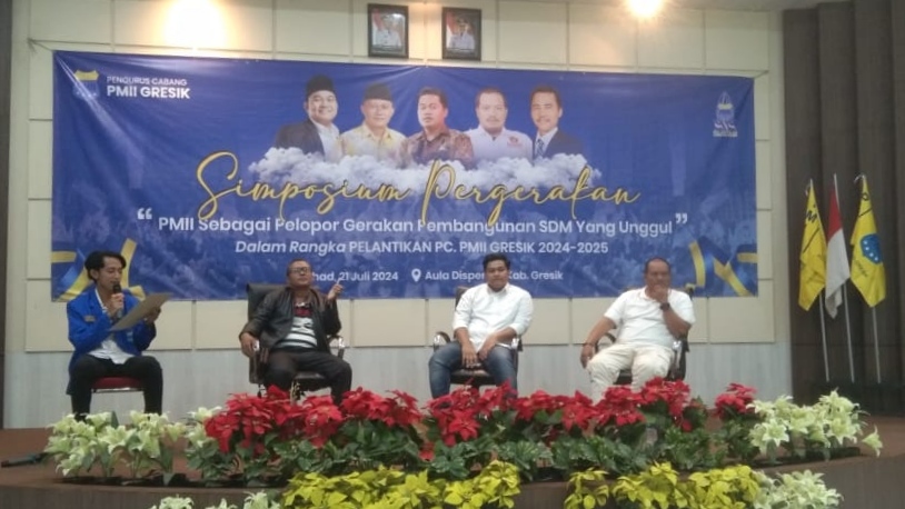 Pelantikan PC PMII Gresik 2024 - 2025 juga disemarakkan dengan sesi Simposium Pergerakan yang menghadirkan tokoh sekaligus alumni PMII Gresik. Foto: IKAPMII Gresik/NUGres