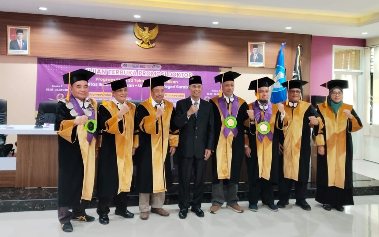 Dr H Agus Syamsudin mengabadikan momen dengan berfoto bersama para penguji usai melalui Ujian Terbuka Promosi Doktor Program Studi S3 Teknologi Pendidikan, Fakultas Ilmu Pendidikan, di Universitas Negeri Surabaya. Foto: dok SMANU 1 Gresik/NUGres