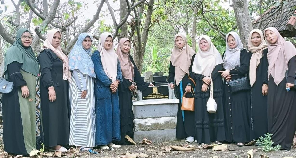 Pengurus PAC Fatayat NU Cerme mengabadikan momen di dekat makam salah satu Pendiri Fatayat NU Bu Nyai Hj Chuzaimah binti H Mansoer Djen. Foto: dok PAC Fatayat NU Cerme/NUGre