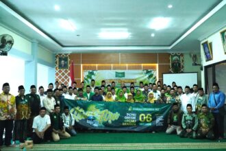 Rombongan PCNU Gresik mengabadikan momen dengan foto bersama usai mengikuti rangkaian kegiatan studi tiru dengan PCNU Sragen, Sabtu 6 Juli 2024. Foto: NUGres