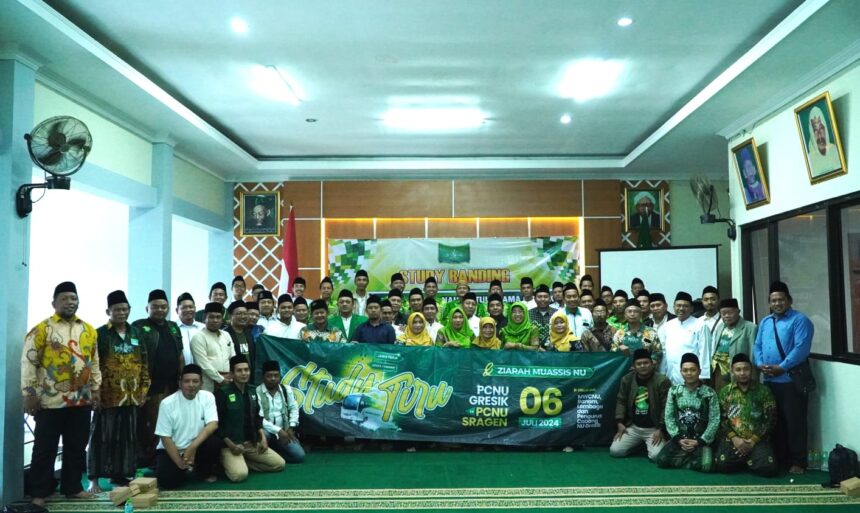 Rombongan PCNU Gresik mengabadikan momen dengan foto bersama usai mengikuti rangkaian kegiatan studi tiru dengan PCNU Sragen, Sabtu 6 Juli 2024. Foto: NUGres