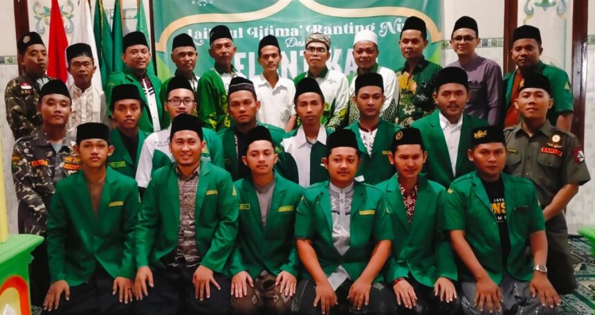 Di sela Lailatul Ijtima' NU Ranting Ngepung, Jumat (5/7/2024) Pimpinan Ranting (PR) GP Ansor Ngepung Kedamean periode 2023-2025 dilantik menjadi pusat perhatian. Foto: dok PR GP Ansor Ngepung/NUGres