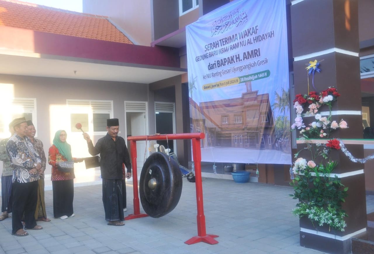 Pemukulan gong secara simbolis dilakukan H Amri Gosari saat menyerahkan wakaf tanah beserta gedung baru untuk mendukung pendidikan dan keummatan. Foto: dok PRNU Gosari/NUGres